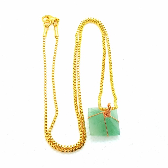 NWOT 18" gold tone chain green stone pyramid - Picture 3 of 4